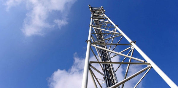 Pylône avec antennes téléphone mobile